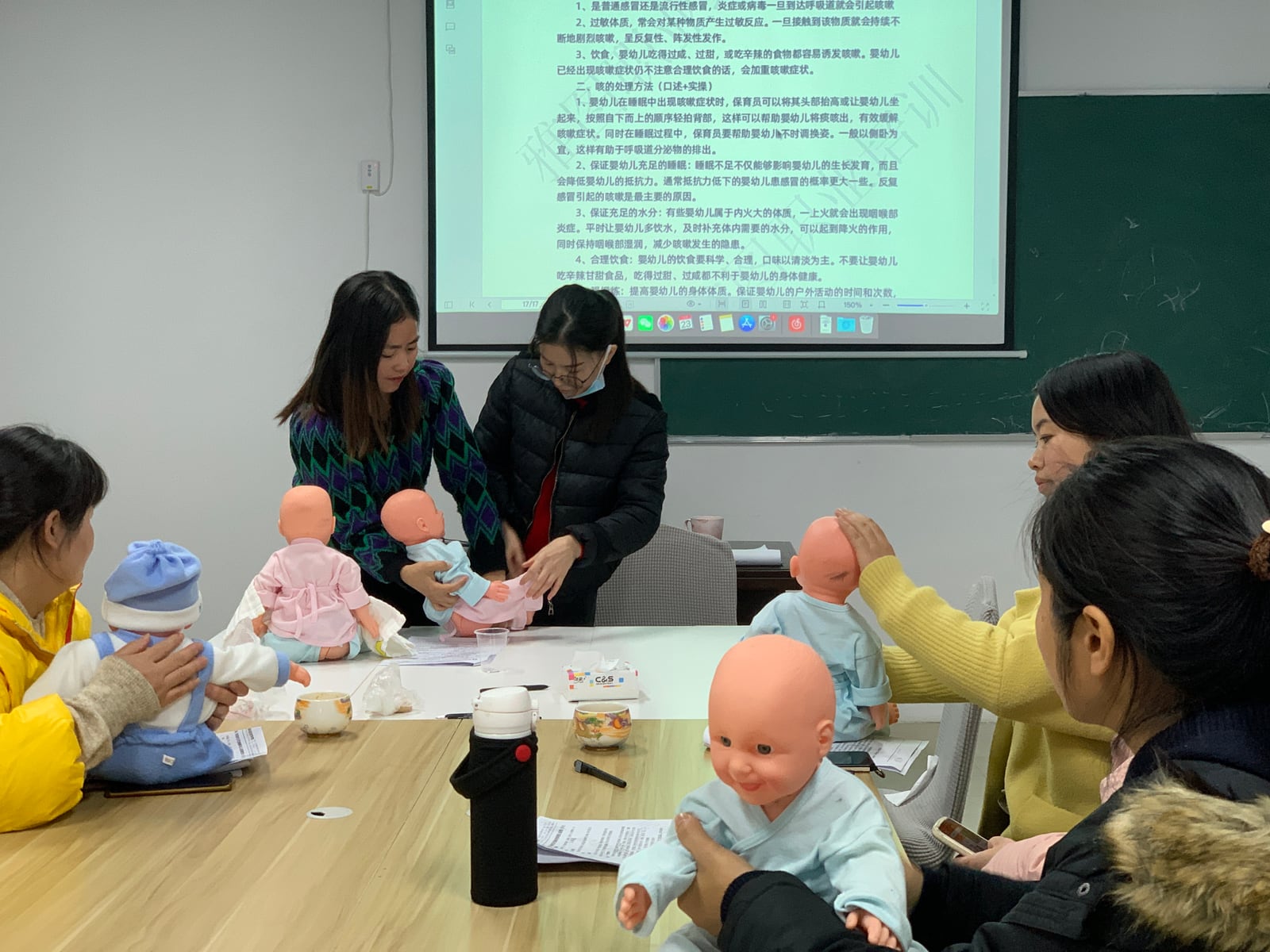 雅图职业培训学校育婴照护示范练习现场 雅图职业培训学校育婴照护示范练习现场