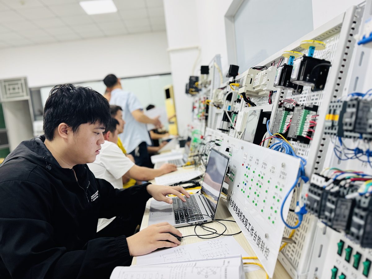 珠海雅图学校高级电工学员使用电脑与PLC实训设备学习控制程序 珠海雅图学校高级电工学员使用电脑与PLC实训设备学习控制程序