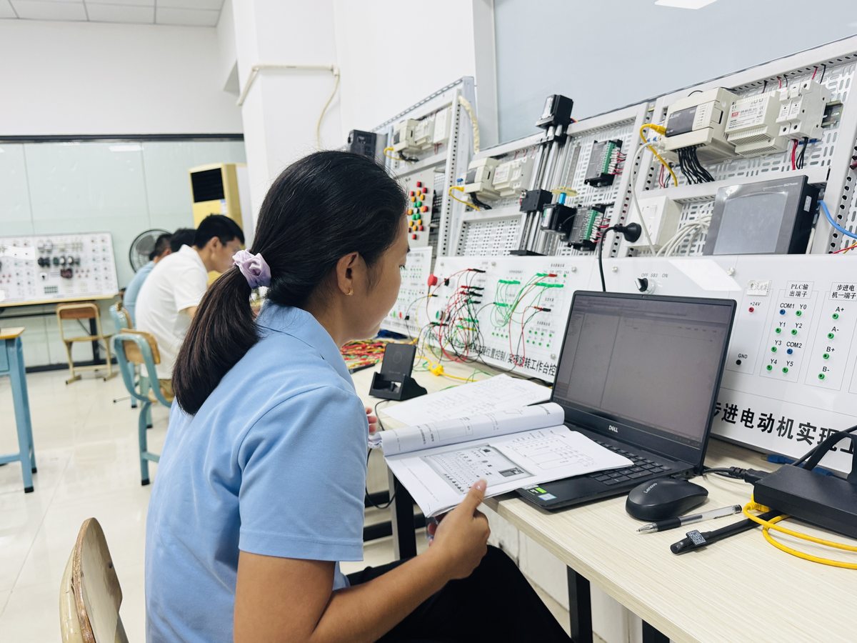 珠海雅图学校高级电工学员对照教材学习PLC与步进电机控制 珠海雅图学校高级电工学员对照教材学习PLC与步进电机控制