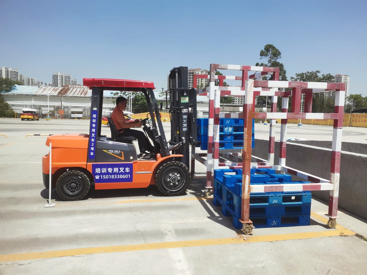 珠海雅图学校叉车司机培训现场的货叉与货架操作练习 珠海雅图学校叉车司机培训现场的货叉与货架操作练习