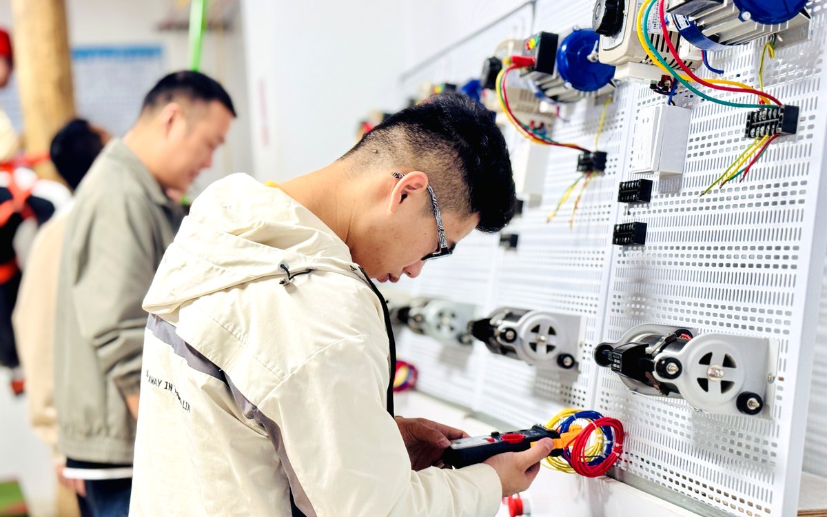 珠海雅途雅图电工实操培训现场，学员进行电气控制线路练习