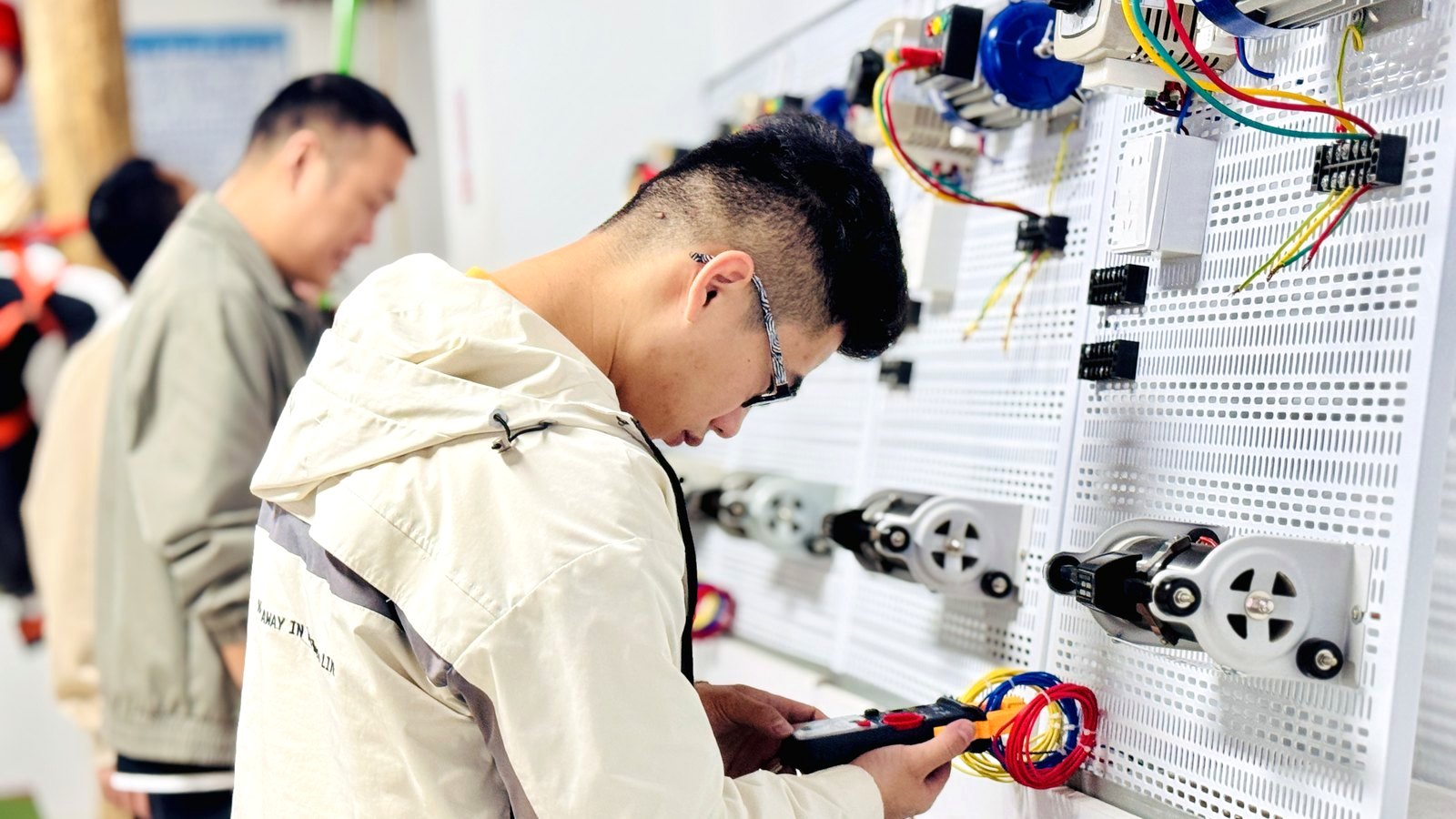 学校电工实操近景 学校电工实操近景
