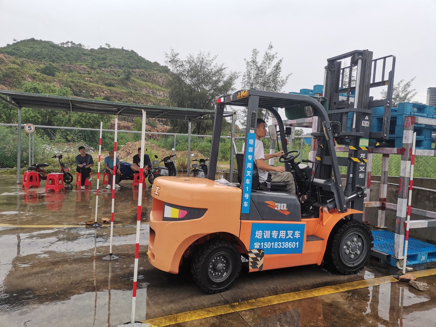 珠海雅图斗门叉车培训班现场,学员在训练车辆上练习 珠海雅图斗门叉车培训班现场,学员在训练车辆上练习