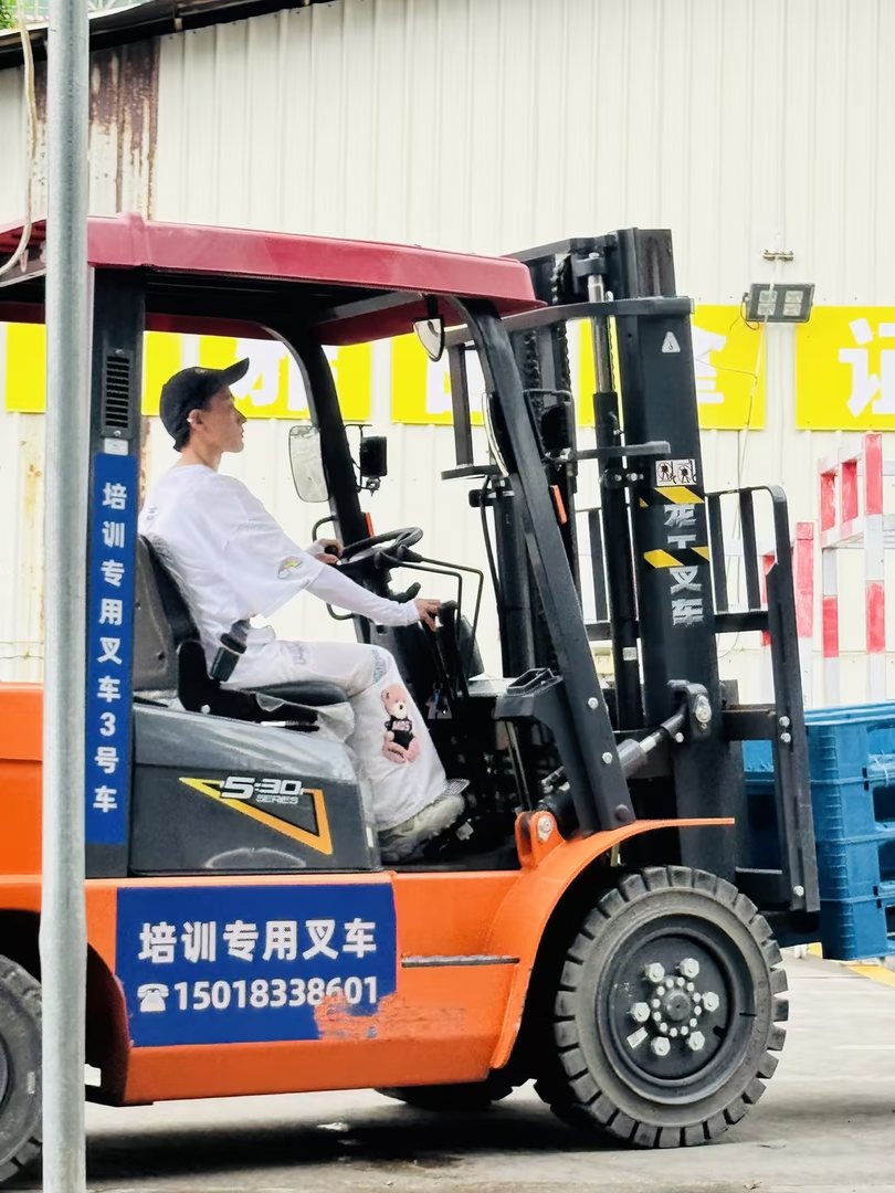 珠海雅图职业培训学校女生参加叉车实车操作学习现场 珠海雅图职业培训学校女生参加叉车实车操作学习现场