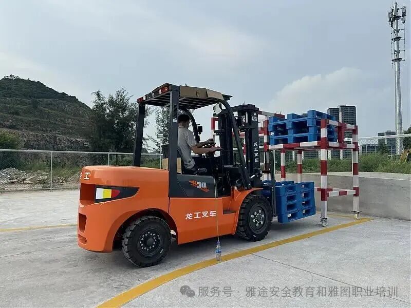 珠海雅图职业培训学校N1叉车司机实操训练现场