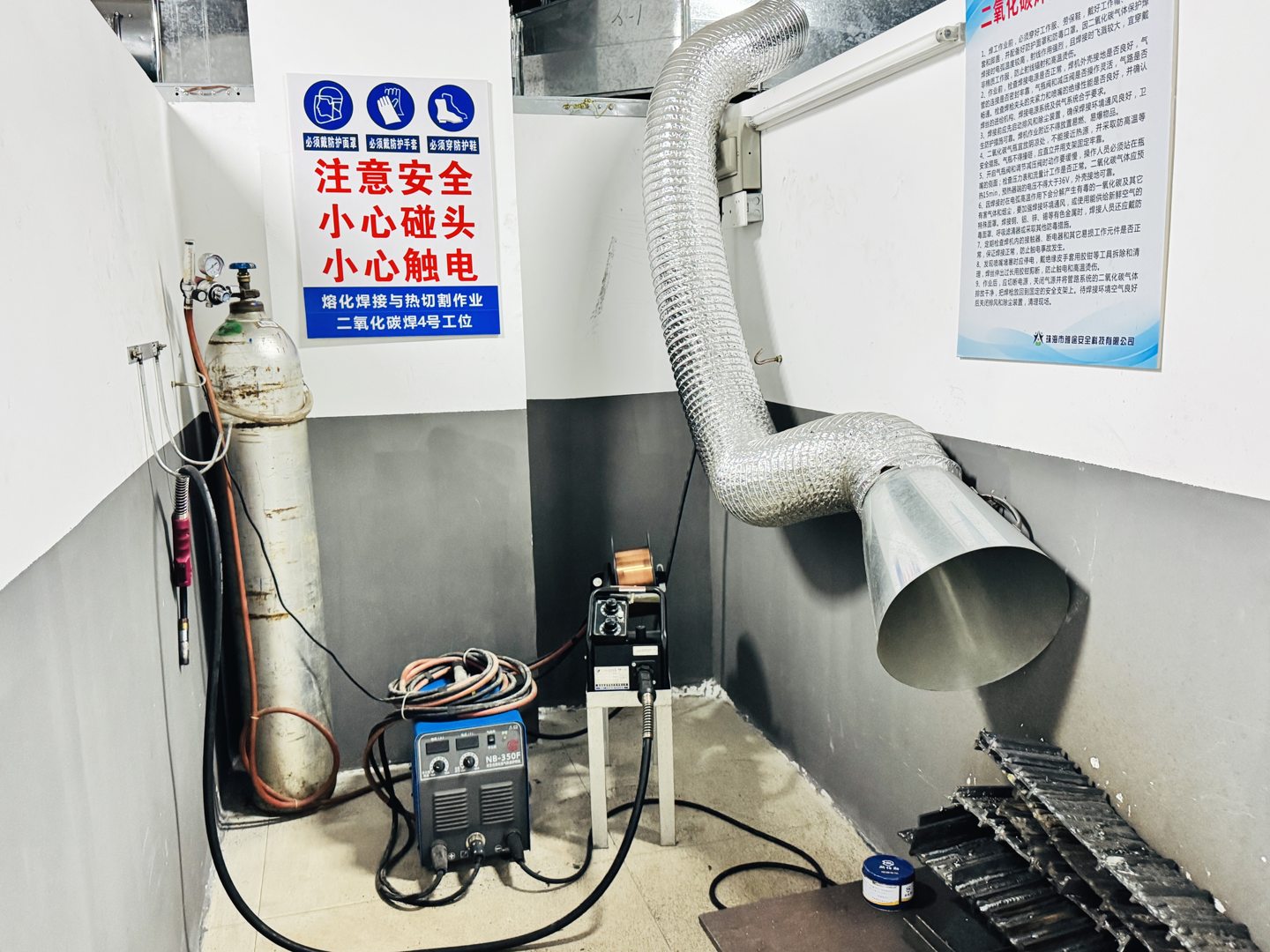 焊接实训工位与局部排烟设施实景 焊接实训工位与局部排烟设施实景